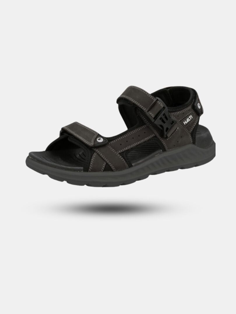 Die Halti Sora Sandale ist eine schwarze Sandale mit offener Spitze, verstellbaren Riemen und sichtbaren Nähten auf schlichtem hellem Hintergrund.