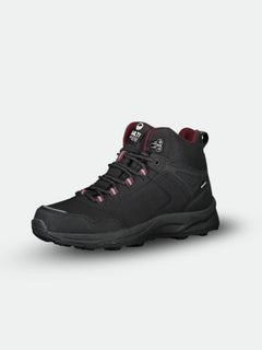 Der Halti Lynx Mid 2 DX Spikeschuhe Damen ist ein schwarzer Wanderschuh mit kastanienbraunen Akzenten und GripmaxX Spike-Sohle.