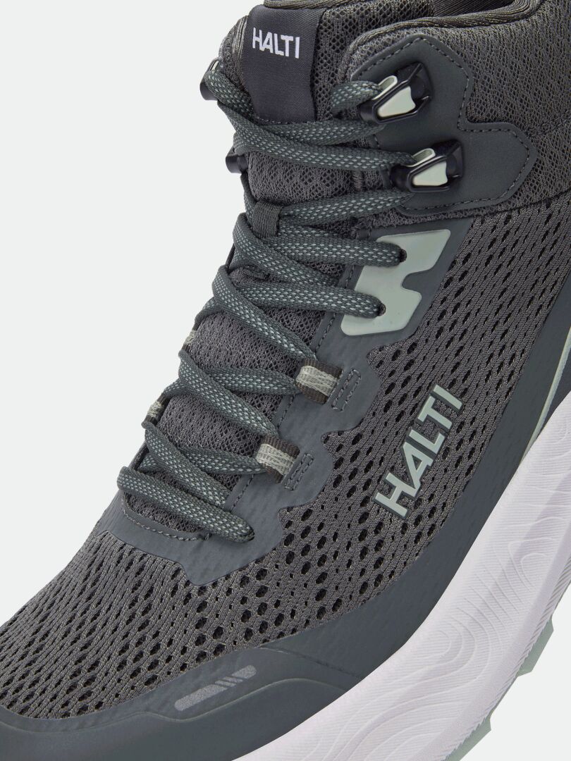 Nahaufnahme der grauen Halti Rapid DX Mid Outdoor-Schuhe für Herren mit Mesh-Einsatz, Schnürsenkeln sowie Markenlogo an der Seite und auf der Zunge.
