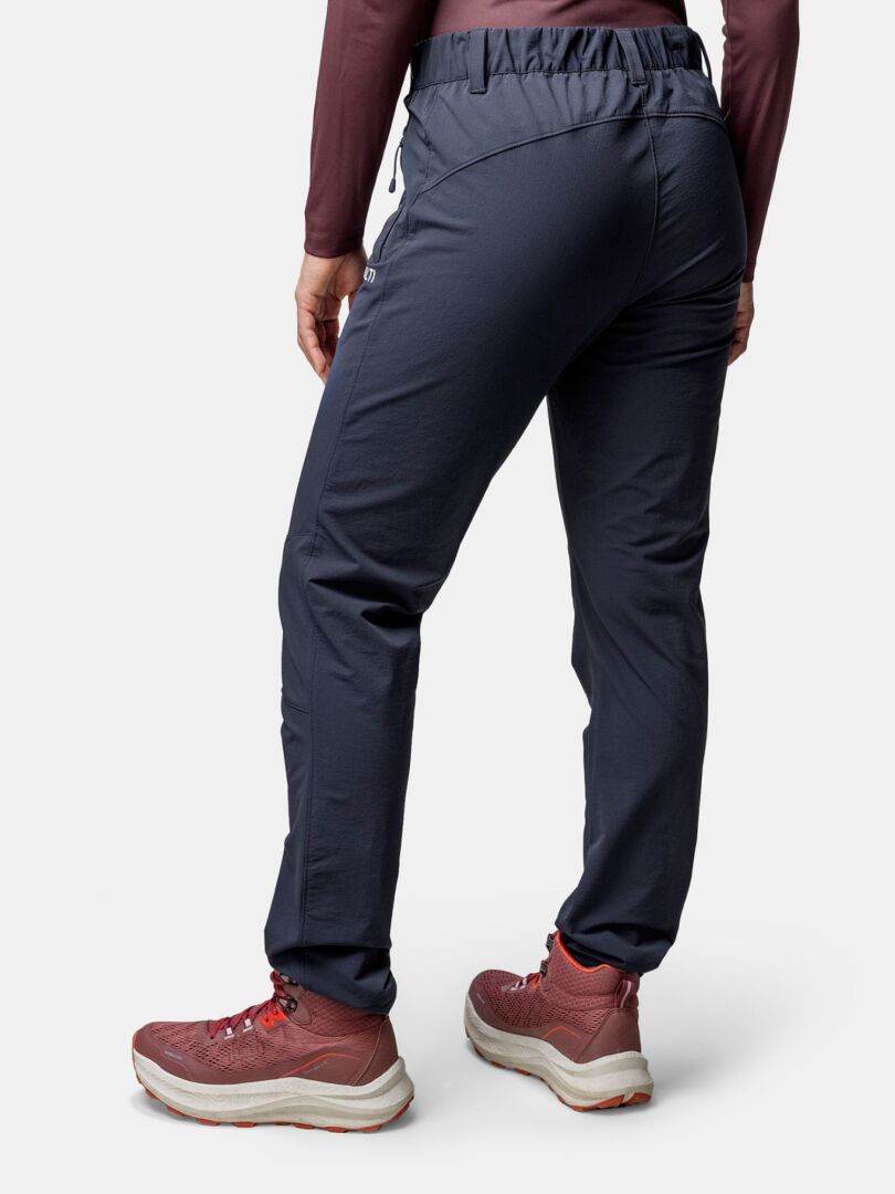 Eine Person in kastanienbraunen Halti Rapid DX Mid Outdoor Schuhe Damen, dunkelblauen Hosen und einem kastanienbraunen Hemd von hinten gesehen.