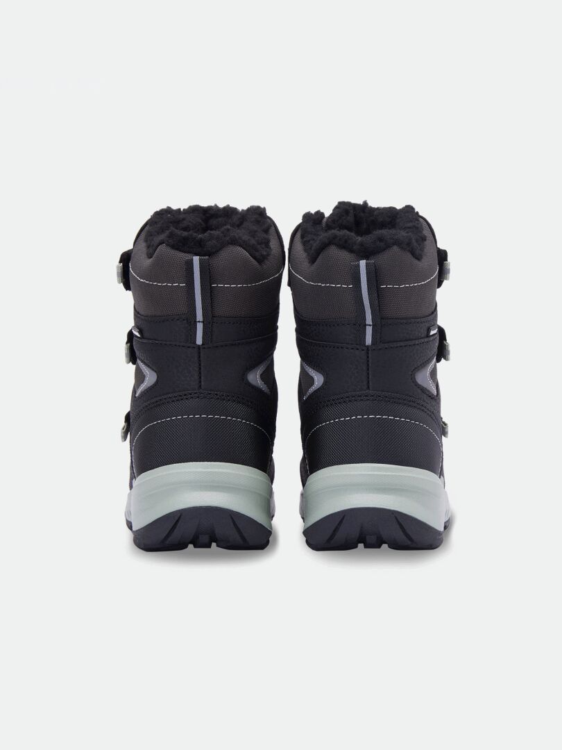 Halti Reiss 3 DX Kinderschuhe mit grauen reflektierenden Details und dicken Sohlen, von hinten auf weißem Hintergrund abgebildet.