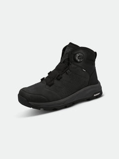 Der Halti Buli Mid 2 DX Freelock-Schuh in Schwarz, halbhoher Schnitt mit Michelin-Grip, schräg auf weißem Hintergrund.
