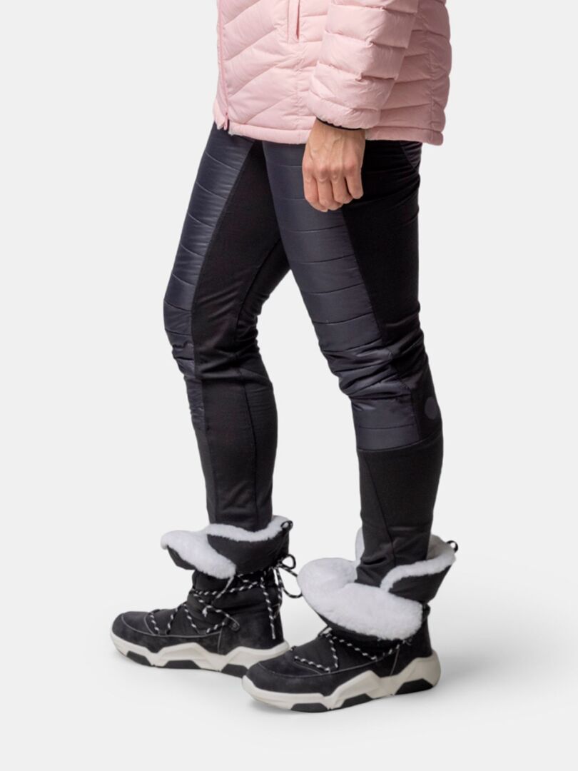 Frau in rosa Pufferjacke und Halti Jeti DX Winterstiefel Damen, stehend auf weißem Hintergrund.
