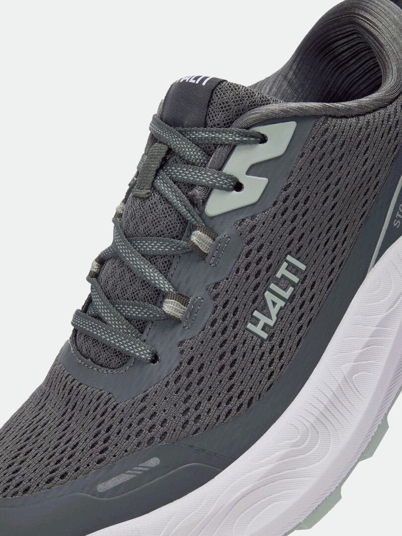 Nahaufnahme des Halti Rapid 2 Sneakers für Herren mit grauem Mesh-Obermaterial, Schnürung vorne und einer klobigen weißen Sohle.