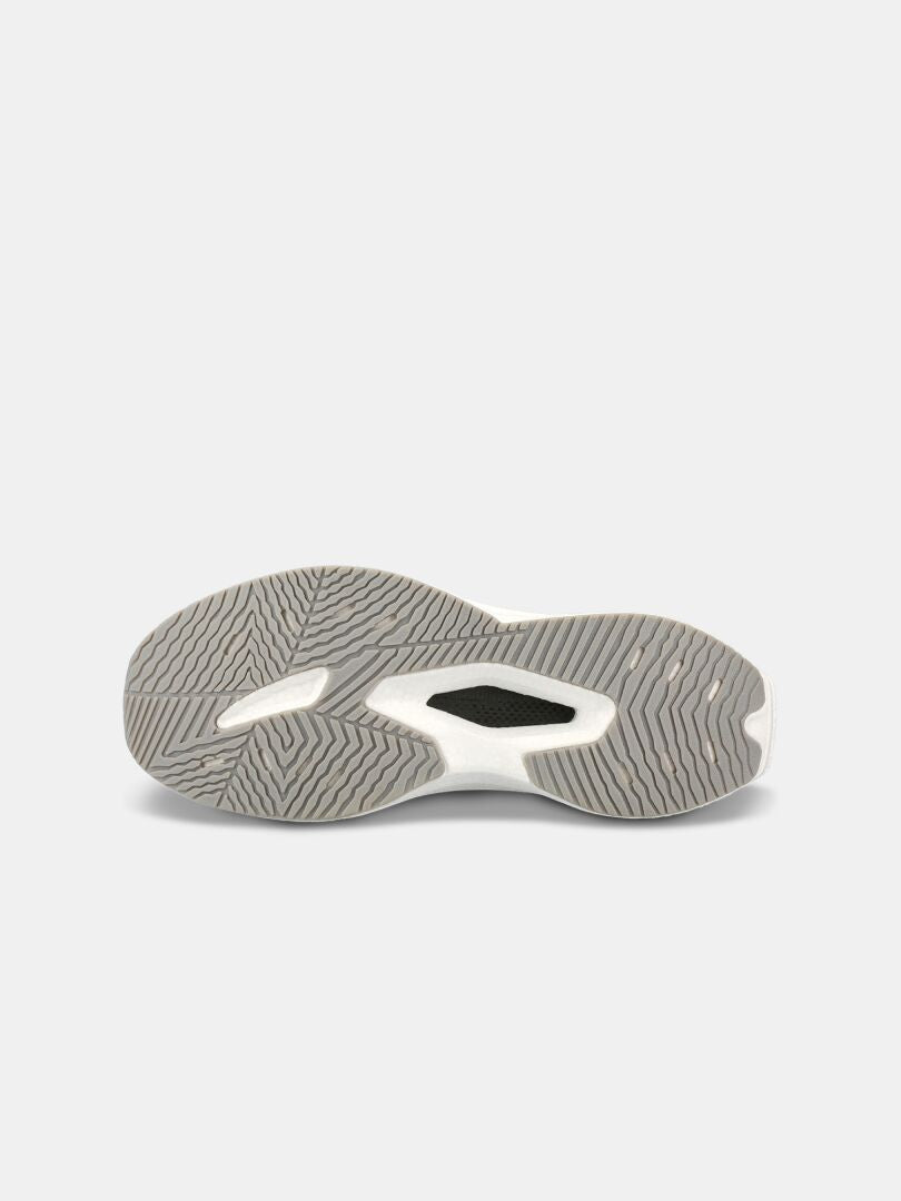 Der Halti Syke Sneaker Damen hat eine graue Gummilaufsohle mit einem wellenförmigen Profil auf einem schlichten weißen Hintergrund.