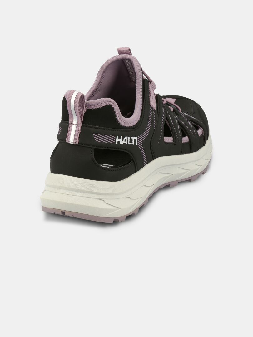 Die Halti Seili Hybrid Sandale Damen in schwarz/lavendelfarben mit weißer Sohle, perfekt für den Einsatz im Freien, abgebildet von hinten links.