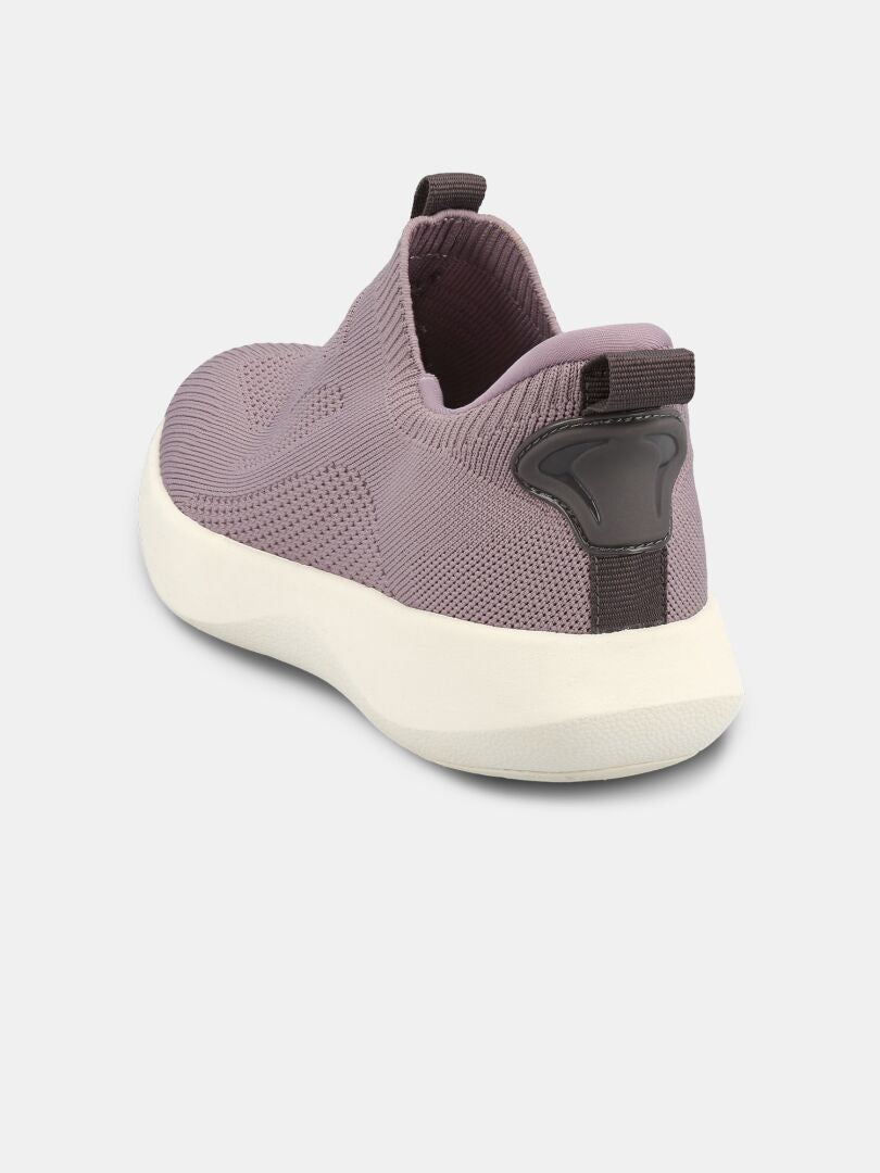 Der Halti Snabb 2 StepIn Sneaker Damen in lavendel hat eine weiße Sohle und ein strukturiertes Obermaterial aus Strick, hier von hinten.