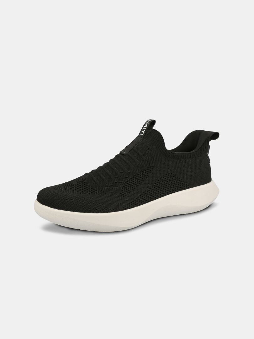 Der Halti Snabb 2 StepIn Sneaker Damen bietet atmungsaktiven Komfort mit einem Obermaterial aus schwarzem Mesh, weißer Sohle und Zuglaschen.