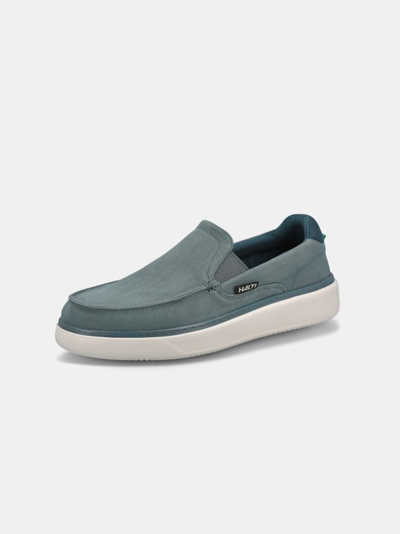 Halti Lido Canvas Schuhe Herren in hellblau mit weißer Sohle, seitlichem Logo und einfarbigem Hintergrund.