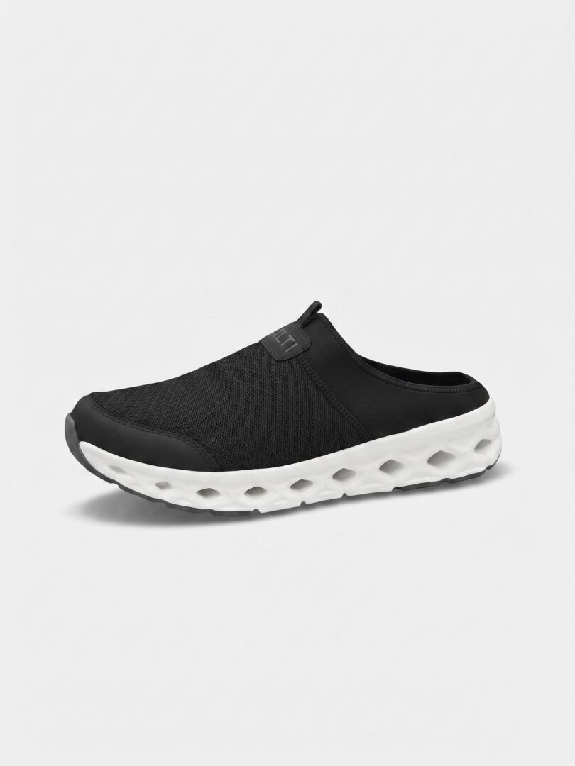 Halti Lago 3 Sandaali: kevyt slip-on-kenkä, paksu, ilmastoitu pohja, musta verkkopäällinen, valkoinen pohja.