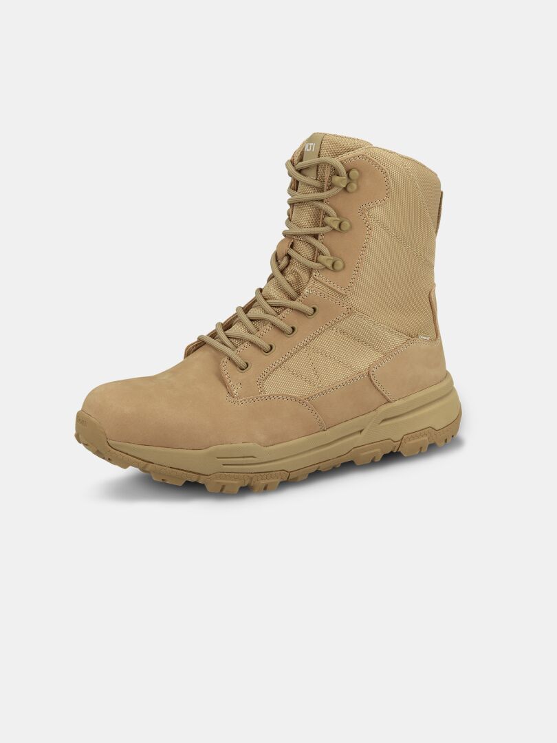 Der Halti Regis DX Stiefel Herren ist ein hellbrauner Herren-Kampfstiefel mit robuster Sohle und Schnürung vorne auf weißem Grund.