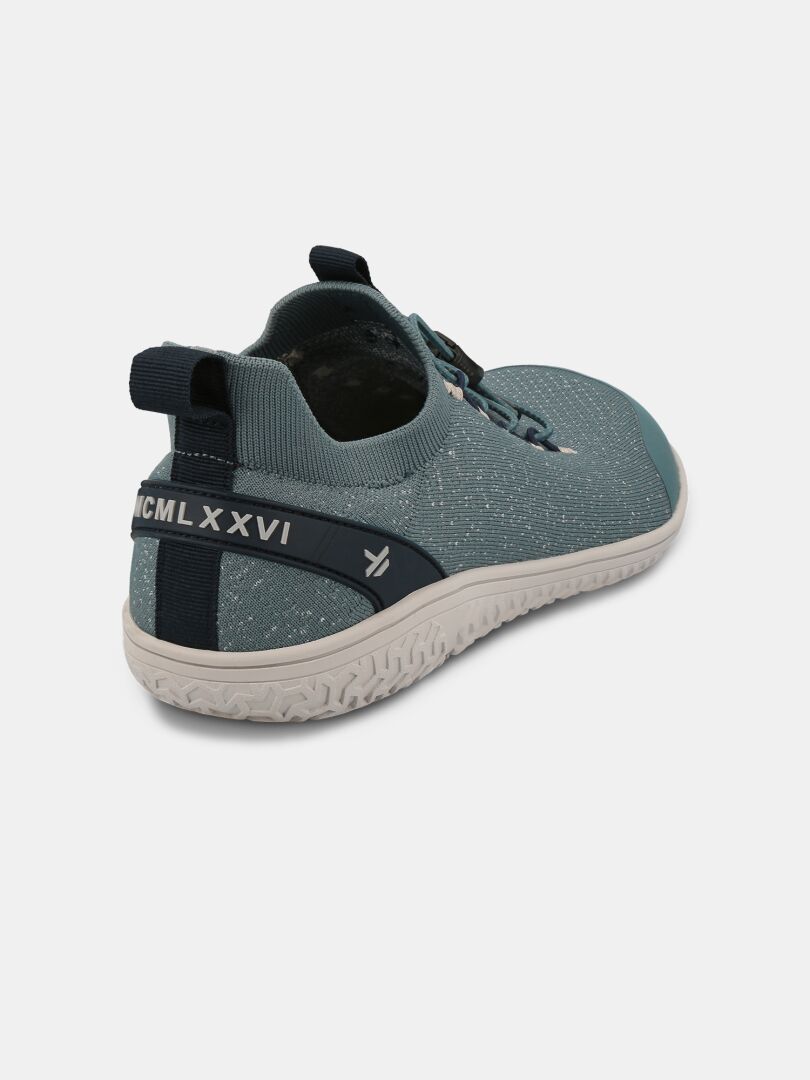 Der Halti Vire Barfußschuh Herren ist blau mit weißen Sprenkeln, einer weißen Sohle und 