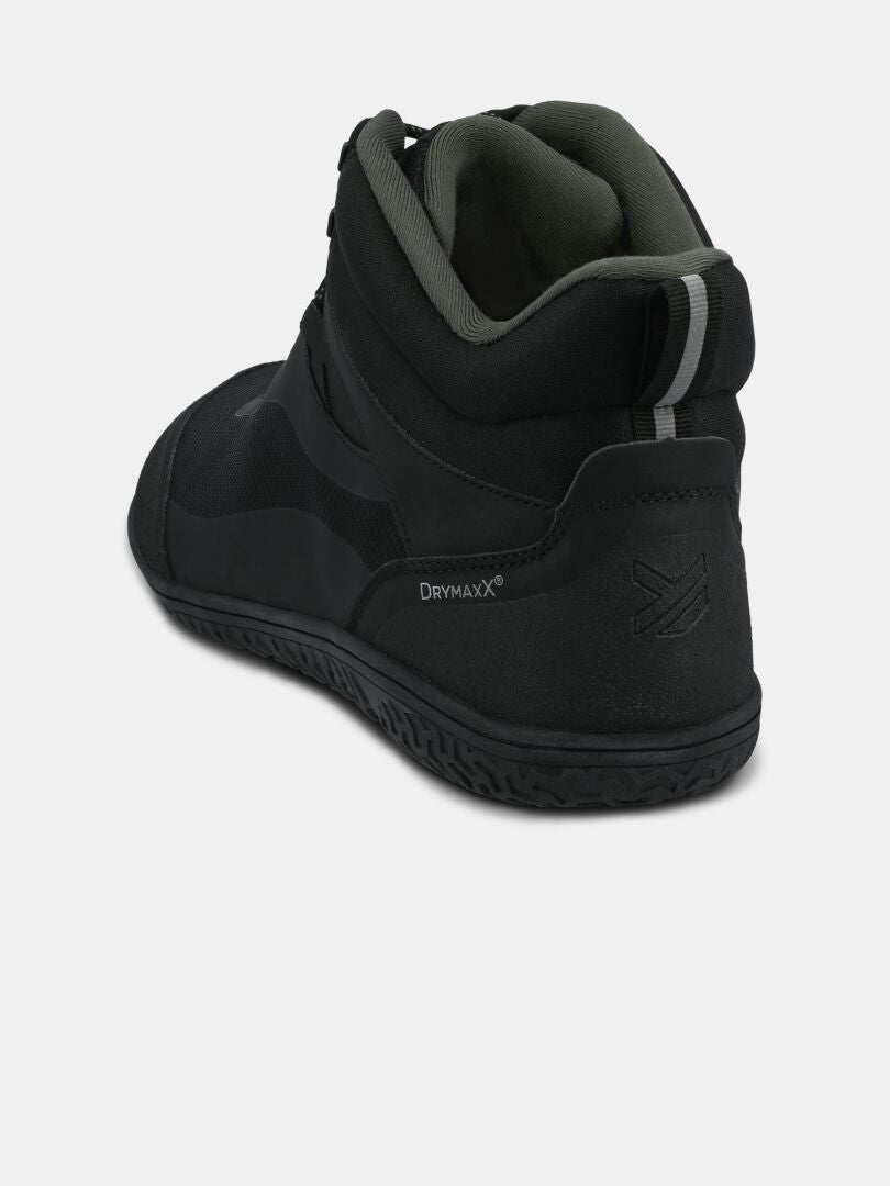 Der Halti Tuntuma Mid DX Barfußschuh für Herren ist hier von hinten zu sehen, mit grauem Innenfutter und einer Seite mit DrymaxX®-Membran.