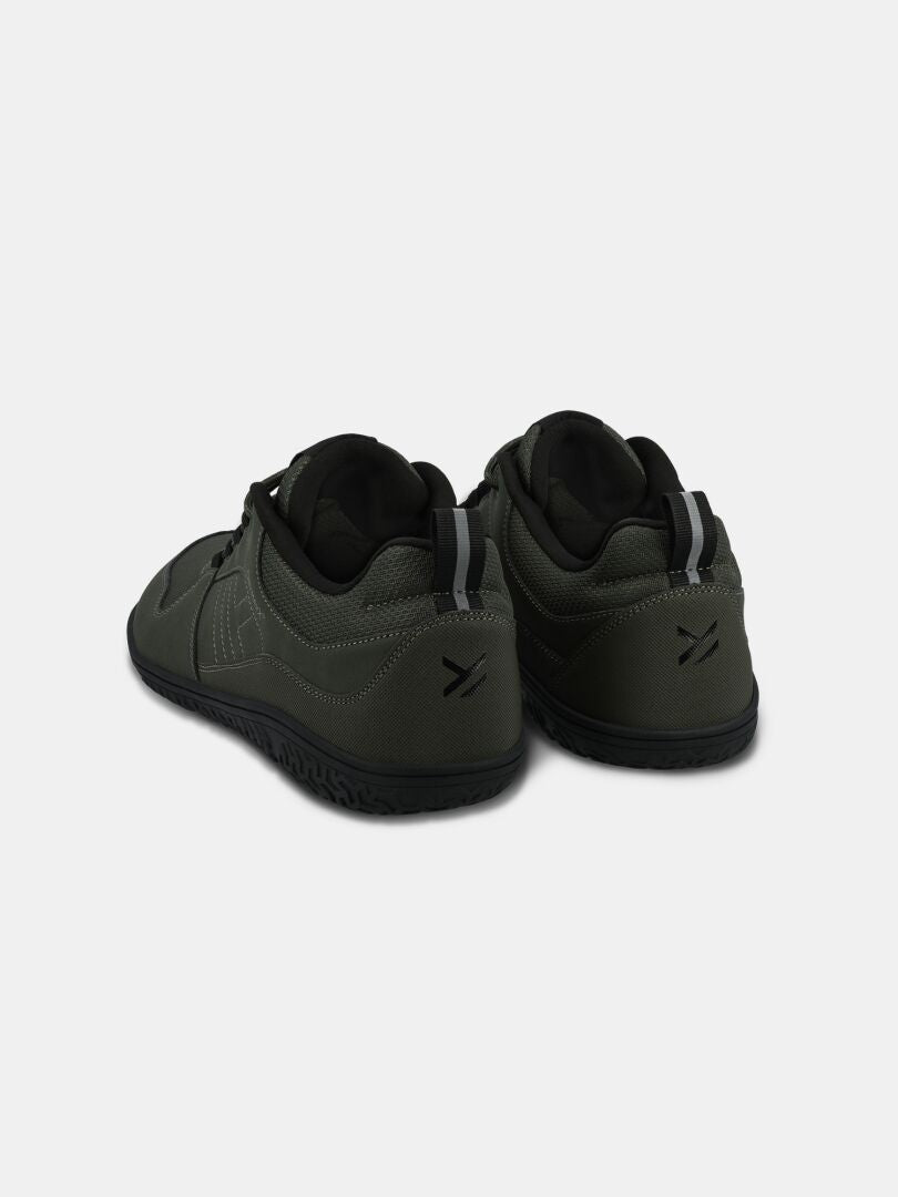 Halti Tuntuma DX Barfußschuh für Herren in wasserdichtem Dunkelgrün, mit schwarzer Sohle, Rückansicht auf weißem Hintergrund.