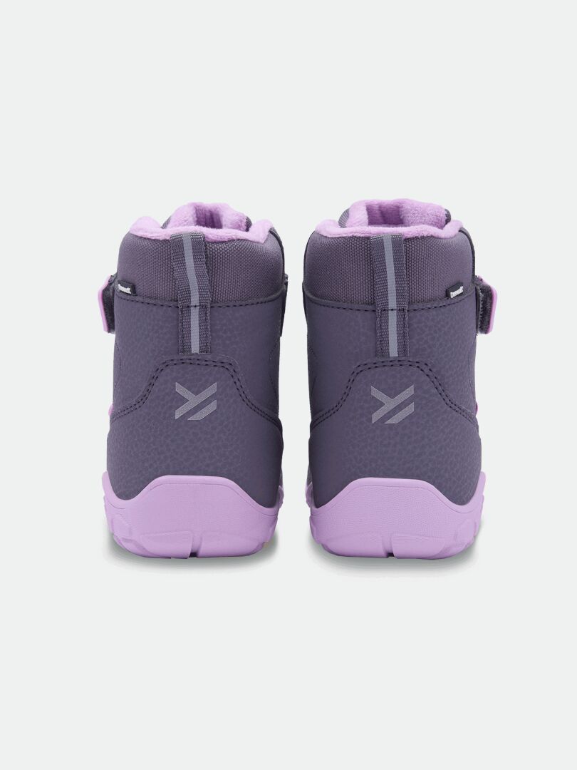 Lila, knöchelhohe „Halti Jalava DX Barfußstiefel“ für Kinder mit strukturierten Absätzen, von hinten gesehen.