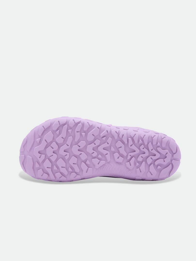 Ein „Halti Jalava DX Barfußstiefel Kinder“-Sohle in Lavendel mit strukturiertem Profil ist vor einem einfarbigen, hellen Hintergrund abgebildet.