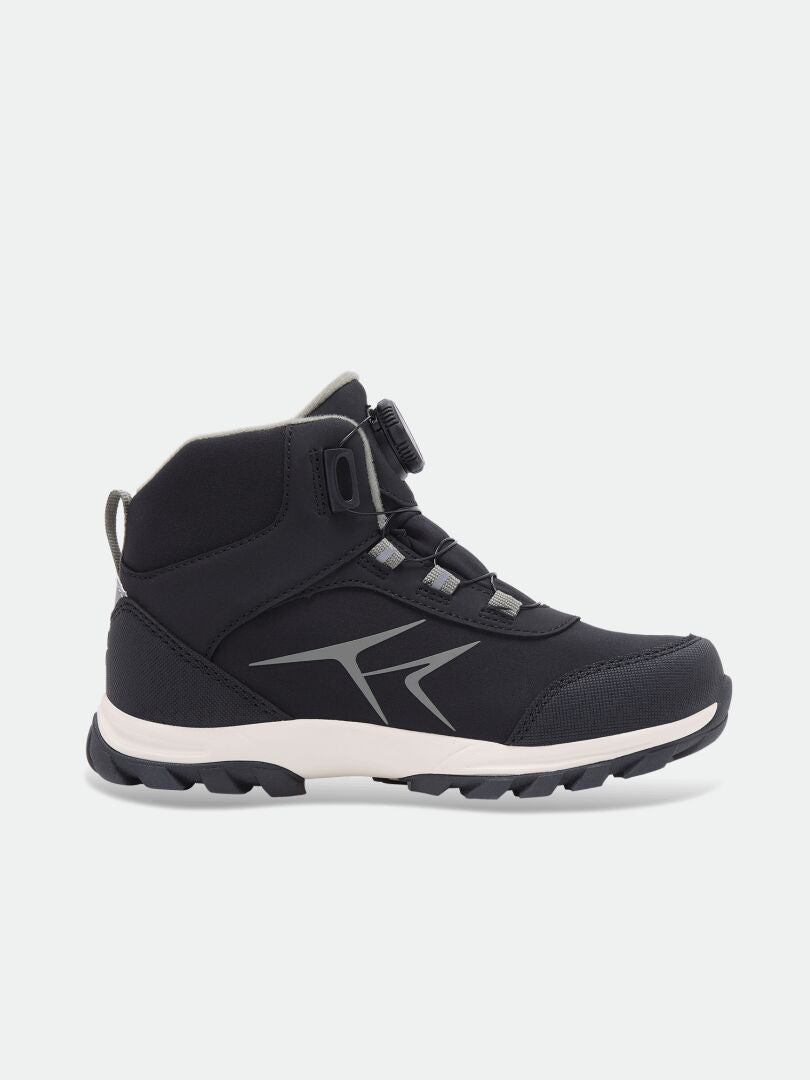 Schwarzer Halti Tribe Dada DX Kinder-Outdoor-High-Top-Schuh mit Drehverschluss-Schnürsystem, Profilsohle und wasserdichter Membran.