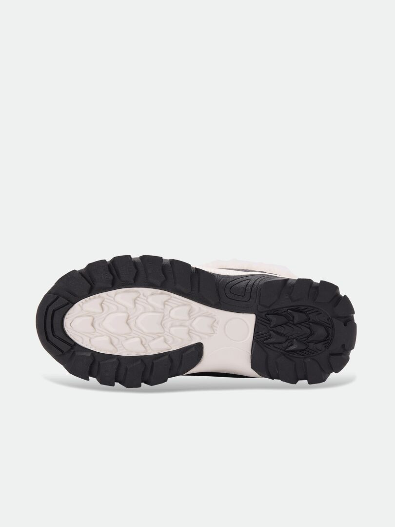 Ansicht von unten der Halti Tornio DX Winterschuhe für Kinder mit strukturierter weißer Sohle, wasserdichter schwarzer Gummikante und Ferse.