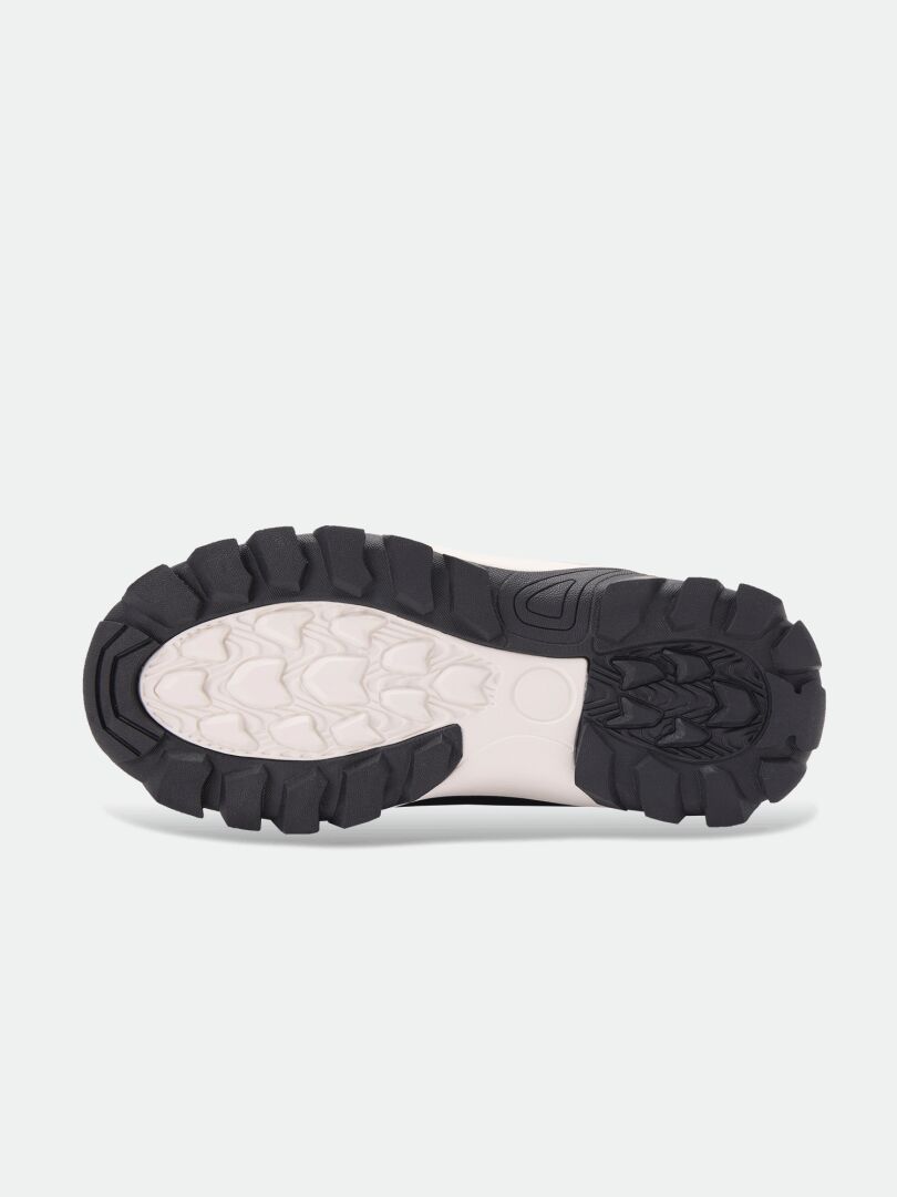 Ansicht von unten der Halti Tornio DX Winterschuhe für Kinder: robuste schwarz-weiße Sohle mit wasserdichter Thinsulate-Isolierung.