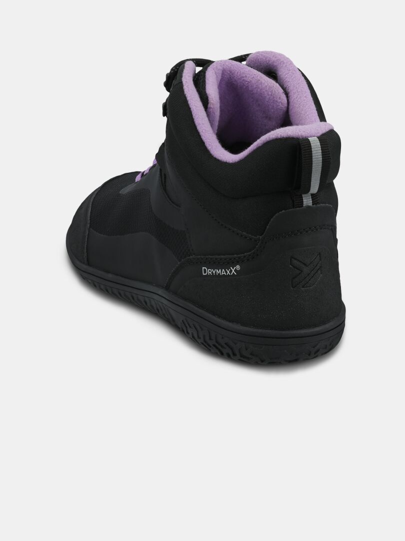 Ein schwarz-lila Halti Tuntuma Mid DX Damen-Barfußschuh mit Drymaxx, von hinten und leicht von der Seite betrachtet.