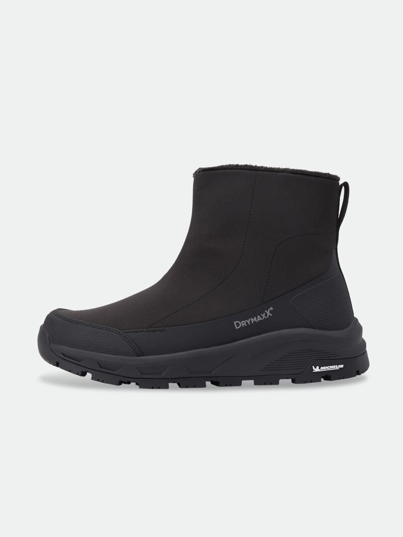 Halti Kajuk Mid DX IC Winterstiefel: ein schwarzer, wasserdichter Stiefel in Knöchelhöhe mit einer dicken Michelin Ice Grip-Sohle.