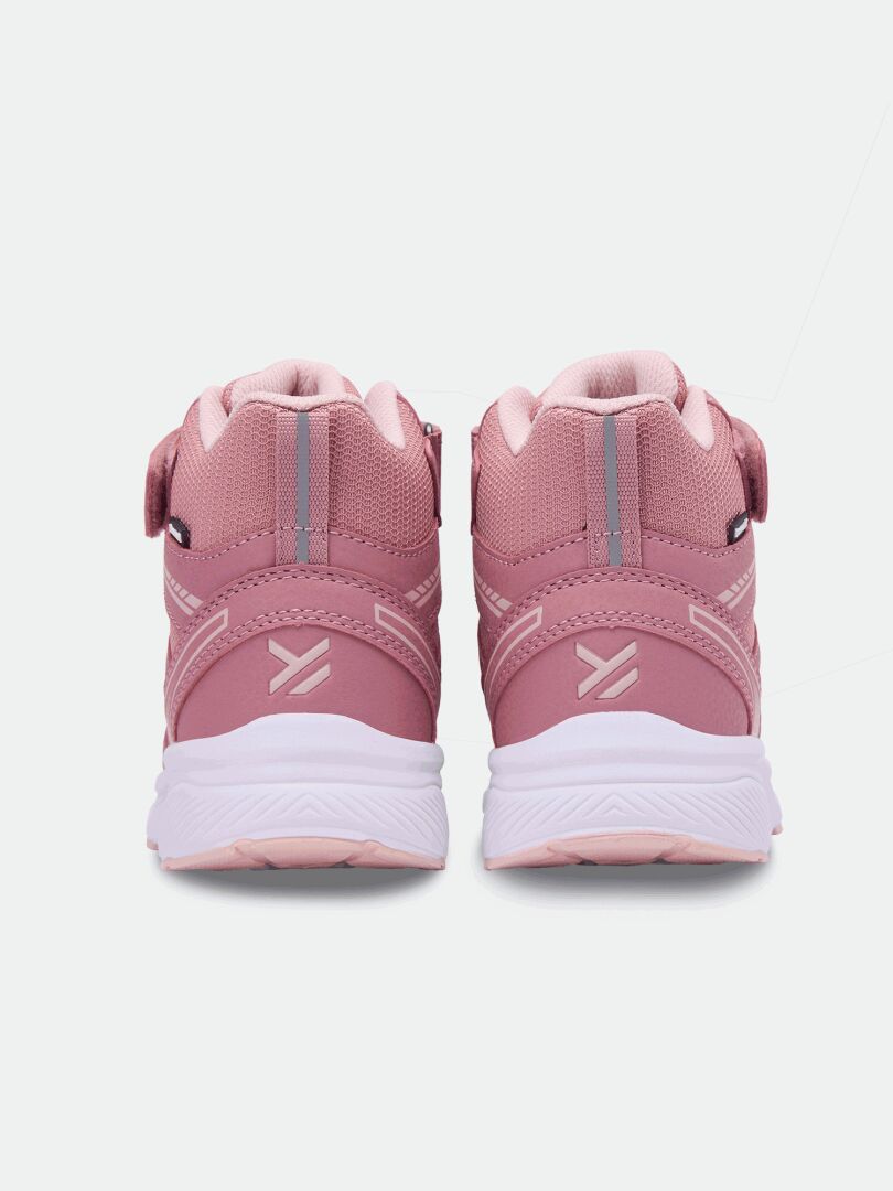 Ein Paar rosa Halti Zuma Mid DX Sneaker Kinder, weiße Sohlen, hellrosa Akzente, von hinten auf weißem Hintergrund.