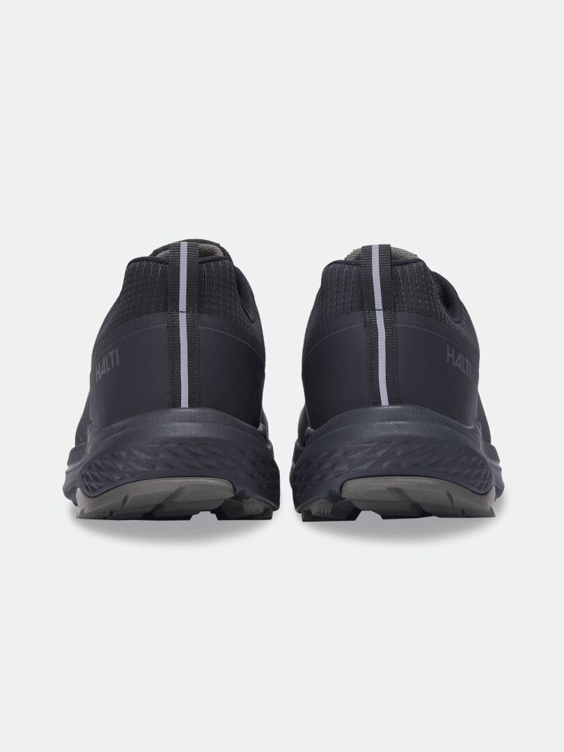 Halti Asento DX Outdoor-Schuhe für Herren, schwarz, Zero Drop, graue Streifen an der Ferse, dunkle Sohlen; Abbildung von hinten.
