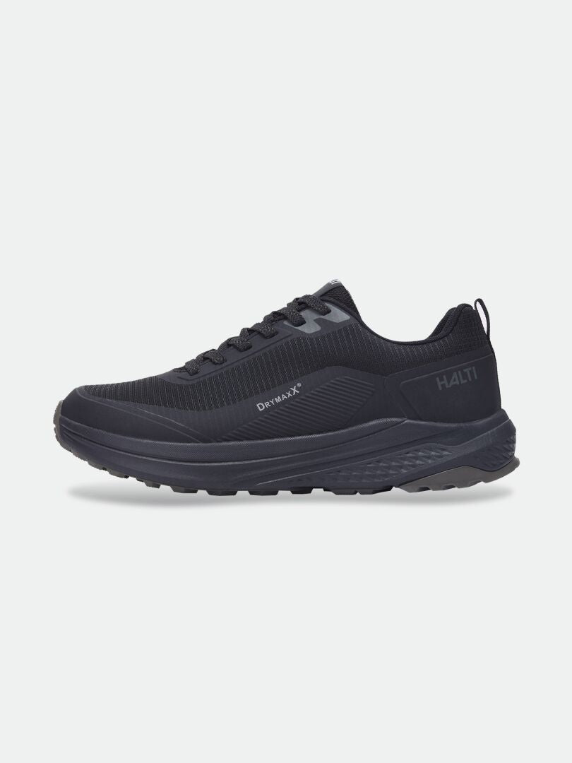 Halti Asento DX Herren-Sportschuh in Schwarz mit Mesh-Obermaterial, strukturierter Sohle und seitlichem Markenlogo in der Seitenansicht.
