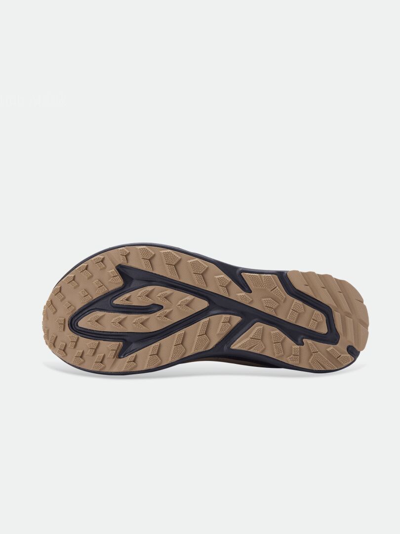 Halti Asento Mid DX Herren: Hellbraune Gummi-Außensohle mit schwarzem Profil, inspiriert von der Griffigkeit der Zero-Drop-Barfußschuhe.