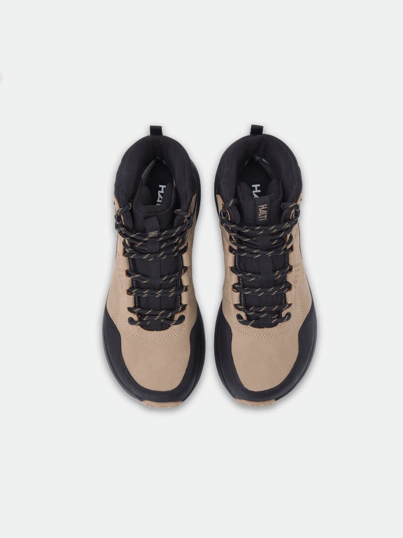 Halti Asento Mid DX Outdoor-Schuhe für Herren in den Farben Tan/Schwarz mit schwarzen und weißen Schnürsenkeln, Draufsicht auf weißem Hintergrund.