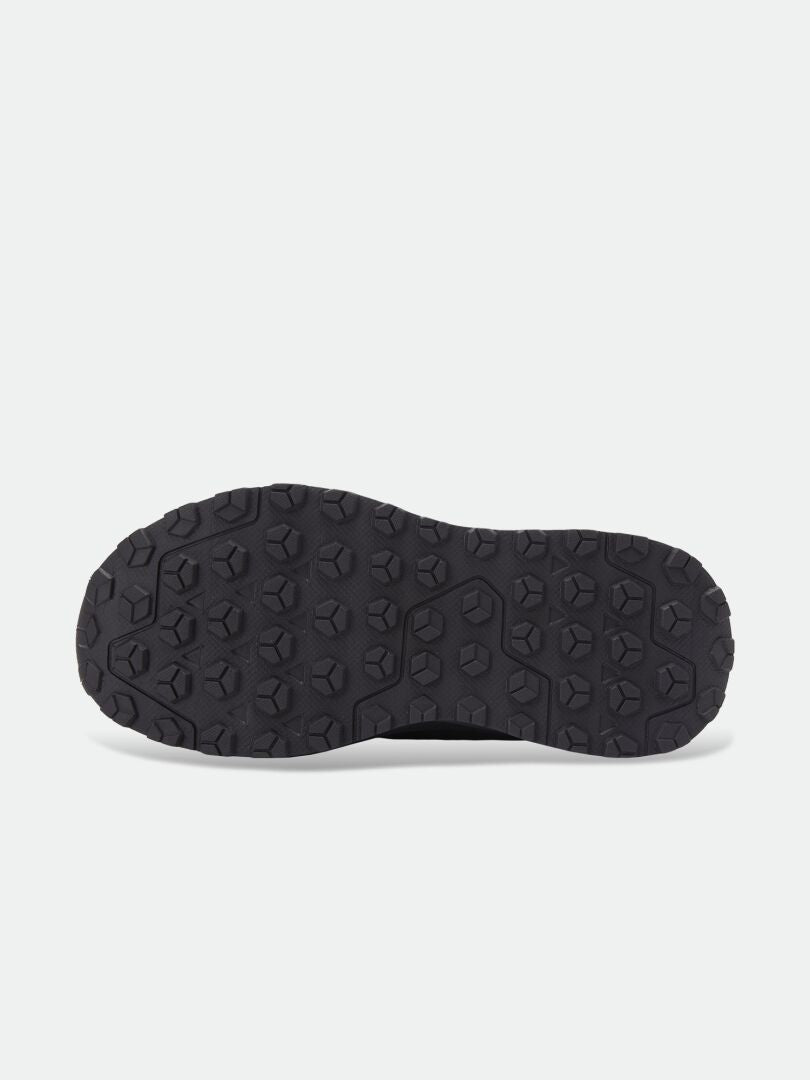 Halti Rest Winterschuhe für Damen: schwarze, an Hausschuhe angelehnte Stiefeletten mit einer dicken, strukturierten Gummi-Profilsohle.