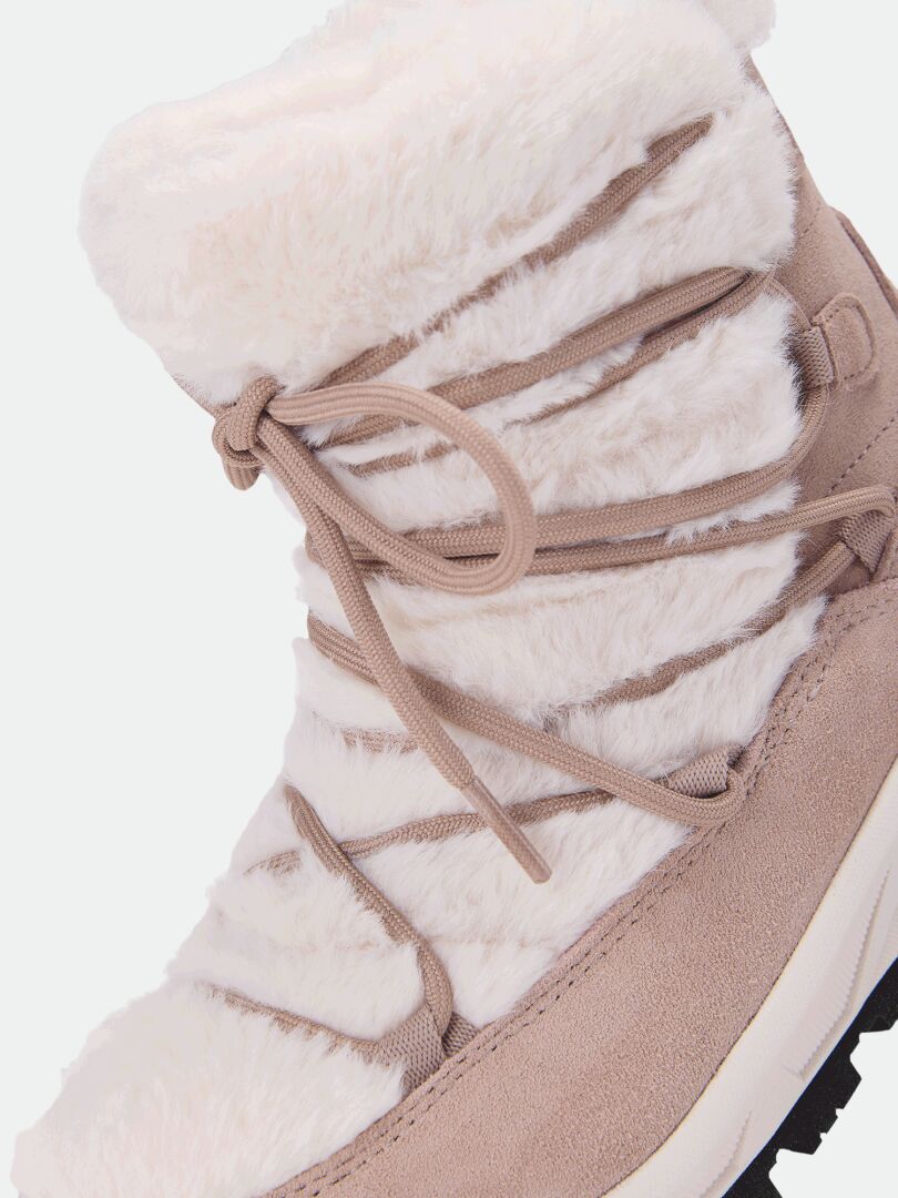 Taupefarbene Halti Mukluk DX IC Winterstiefel für Damen mit einem mit Kunstfell gefütterten Schaft, gekreuzten Schnürsenkeln und einer Michelin-Sohle.