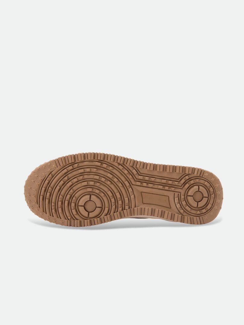 Braune Gummisohle mit kreisförmigem Profil – ideal für die Halti Metso Mid DX Herren-Winterschuhe an verschneiten Tagen.