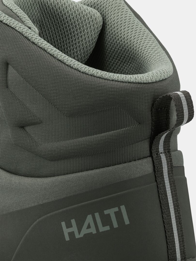 Nahaufnahme der Halti Fara 4 DX Mid Outdoor-Schuhe für Herren mit strukturiertem Kragen und „HALTI“-Logo an der Seite.