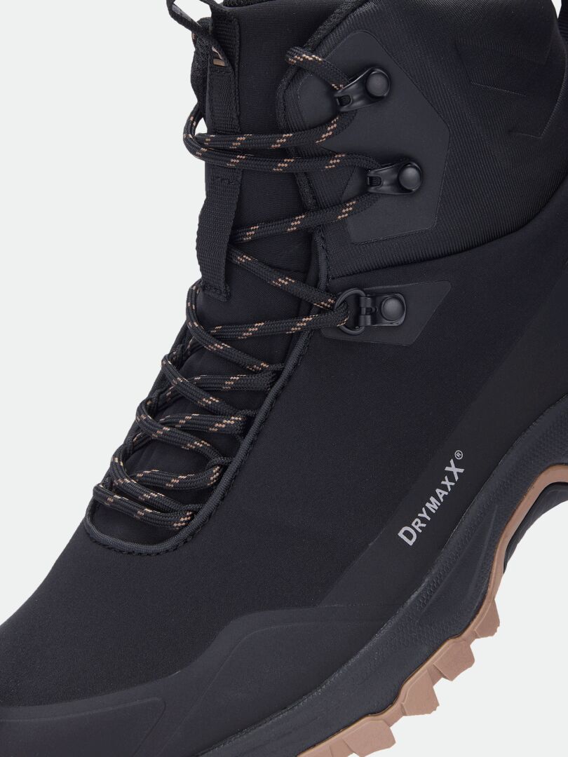 Nahaufnahme der Halti Fara 4 DX Mid Outdoor-Schuhe für Herren mit braunen Schnürsenkeln, schwarzen Ösen und Drymaxx-Logo.