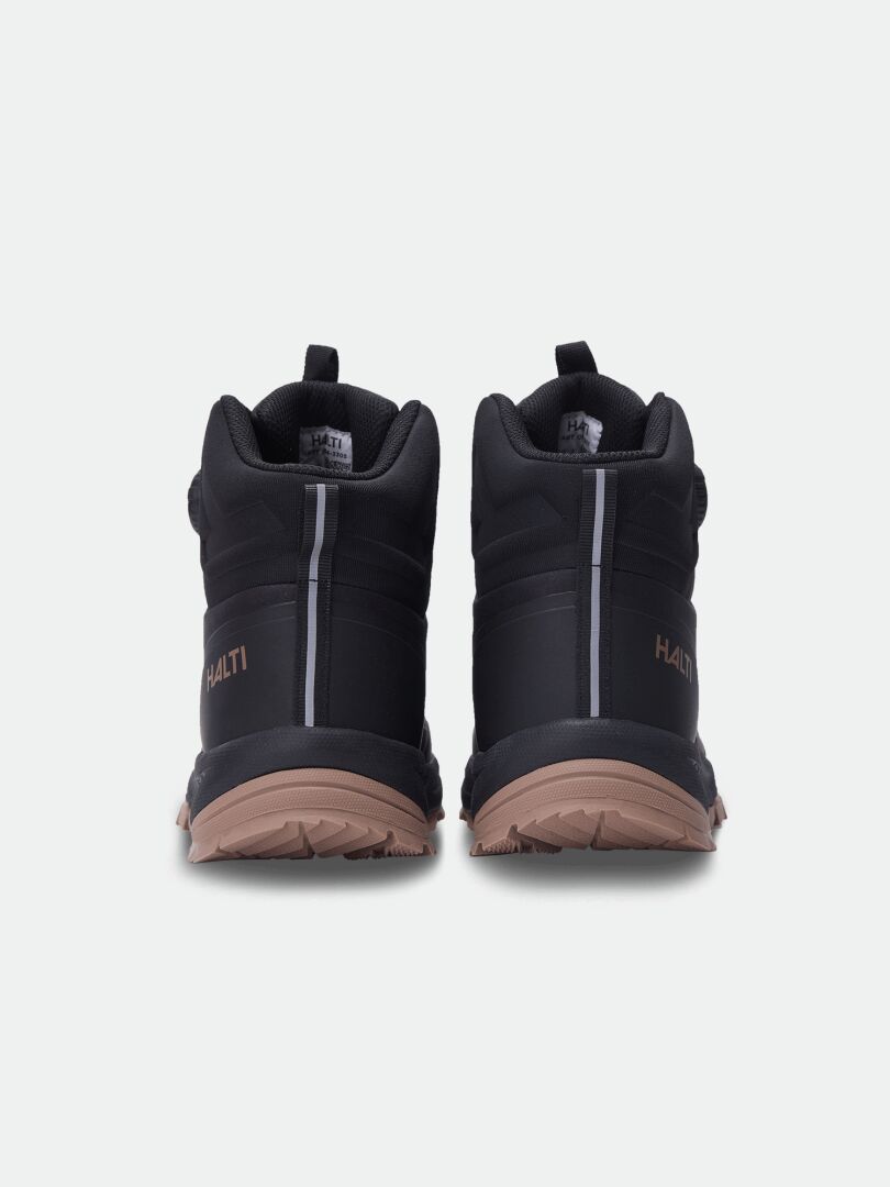 Ein Paar schwarze Halti Fara Mid 3 DX Freelock Outdoor-Schuhe mit brauner GripmaxX-Sohle, von hinten gesehen – ideal für Outdoor-Aktivitäten.