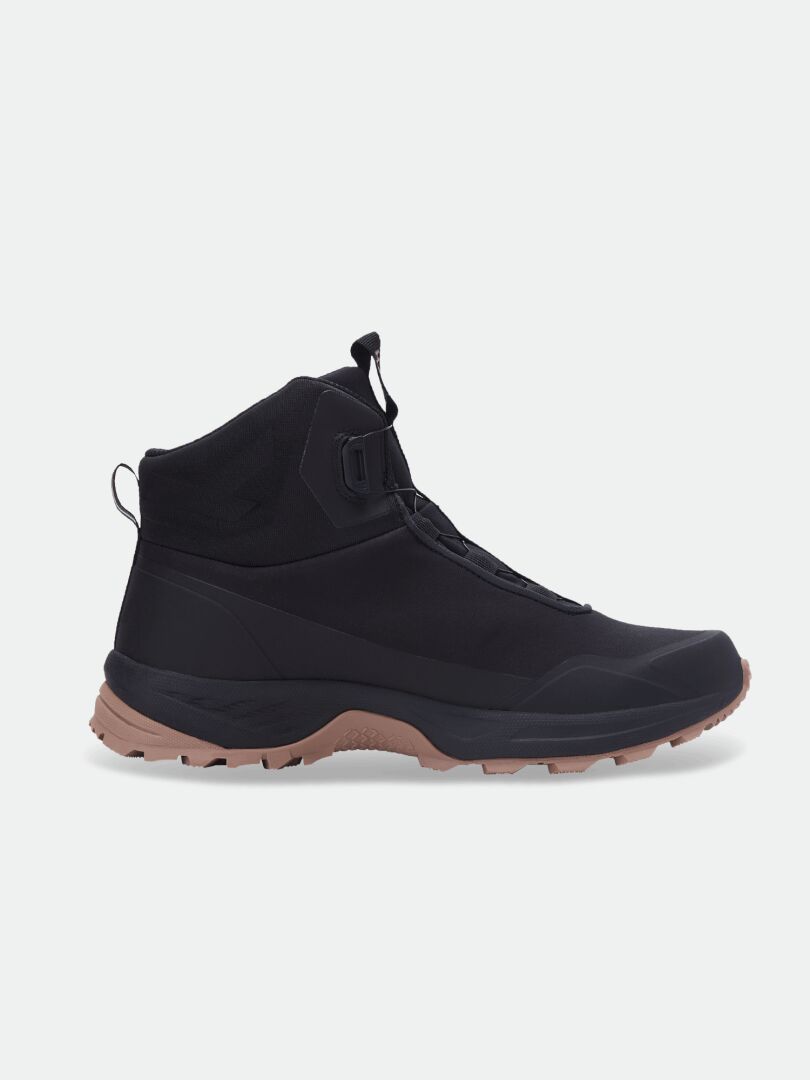 Halti Fara Mid 3 DX Freelock: schwarzer Wanderstiefel in mittlerer Höhe mit brauner GripmaxX Trail-Sohle, Profilansicht auf hellem Hintergrund.