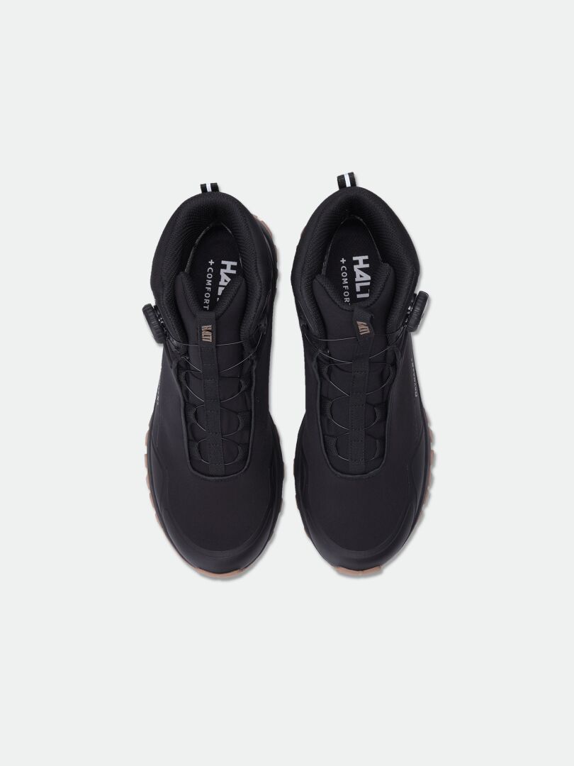 Ein Paar schwarze Halti Fara Mid 3 DX Freelock Outdoor-Schuhe mit dicken Sohlen, von oben auf weißem Hintergrund gesehen.