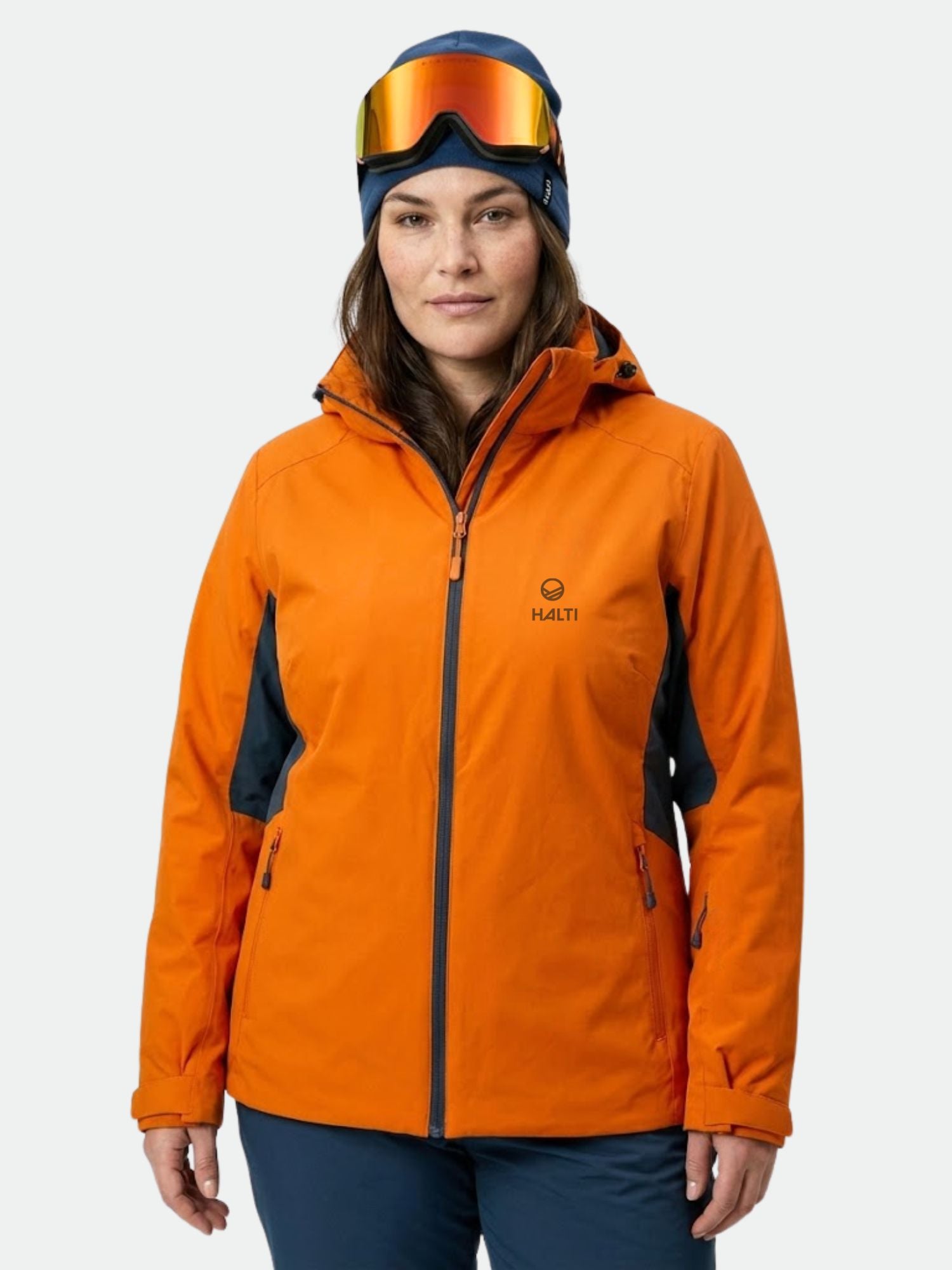 Eine Frau trägt die Halti Tahko DX Skijacke Damen Plus und blaue Hosen, bereit für den Winter in dieser wasserdichten Winterjacke.