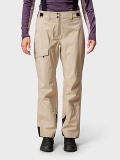 Frau trägt Halti Settler 3L DrymaxX Skihose Damen in Beige und schwarzen Stiefeln, nach vorne gerichtet.