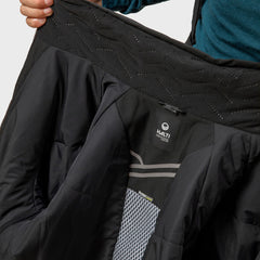 Die Person hält eine schwarze Halti Vertica DX Skijacke Herren offen und zeigt das Innennetz, das Etikett und das Vier-Wege-Stretchmaterial.