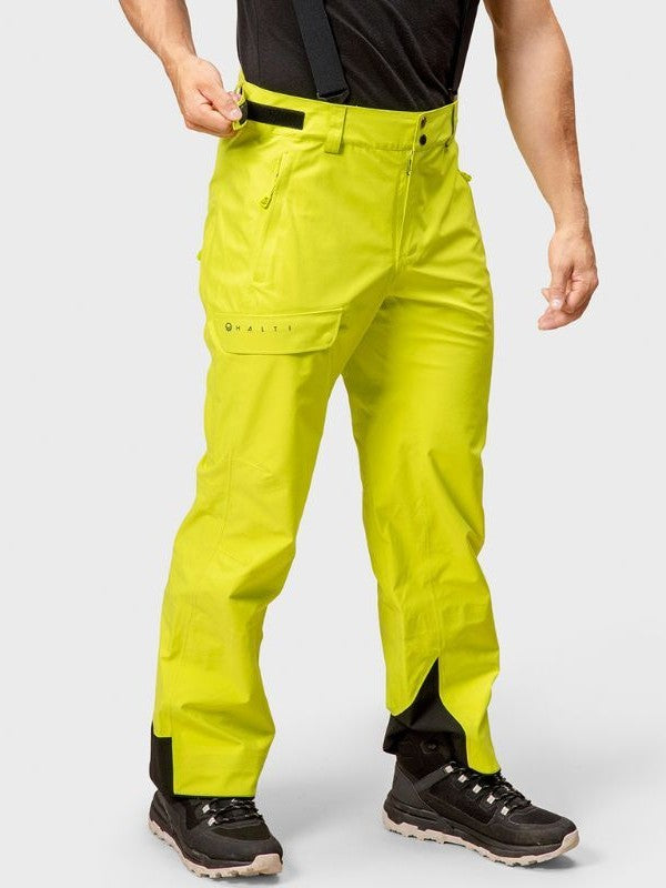 Eine Person trägt Halti Settler 3L DX Skihose Herren, ein schwarzes Hemd und schwarze Sportschuhe.