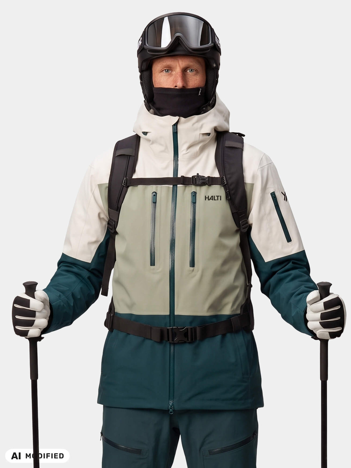 Eine Person, die eine Halti Rizle Unisex 3L DX Skijacke, einen Helm mit Skibrille und einen Rucksack trägt und Skistöcke in der Hand hält.