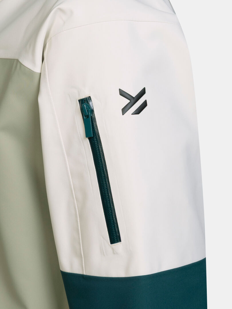 Nahaufnahme eines weißen Ärmels der Rizle Unisex 3L DX Skijacke mit einer dunkelgrünen Reißverschlusstasche und einem schwarzen Logo.