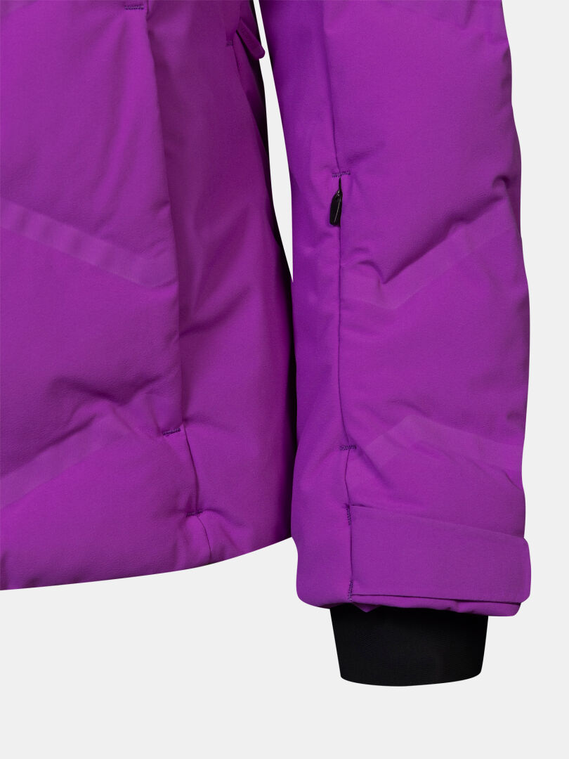 Nahaufnahme des Ärmels der Halti Nordic Arcty II Skijacke für Damen mit Reißverschlusstasche und schwarzem Innenbund für zusätzliche Wärme.