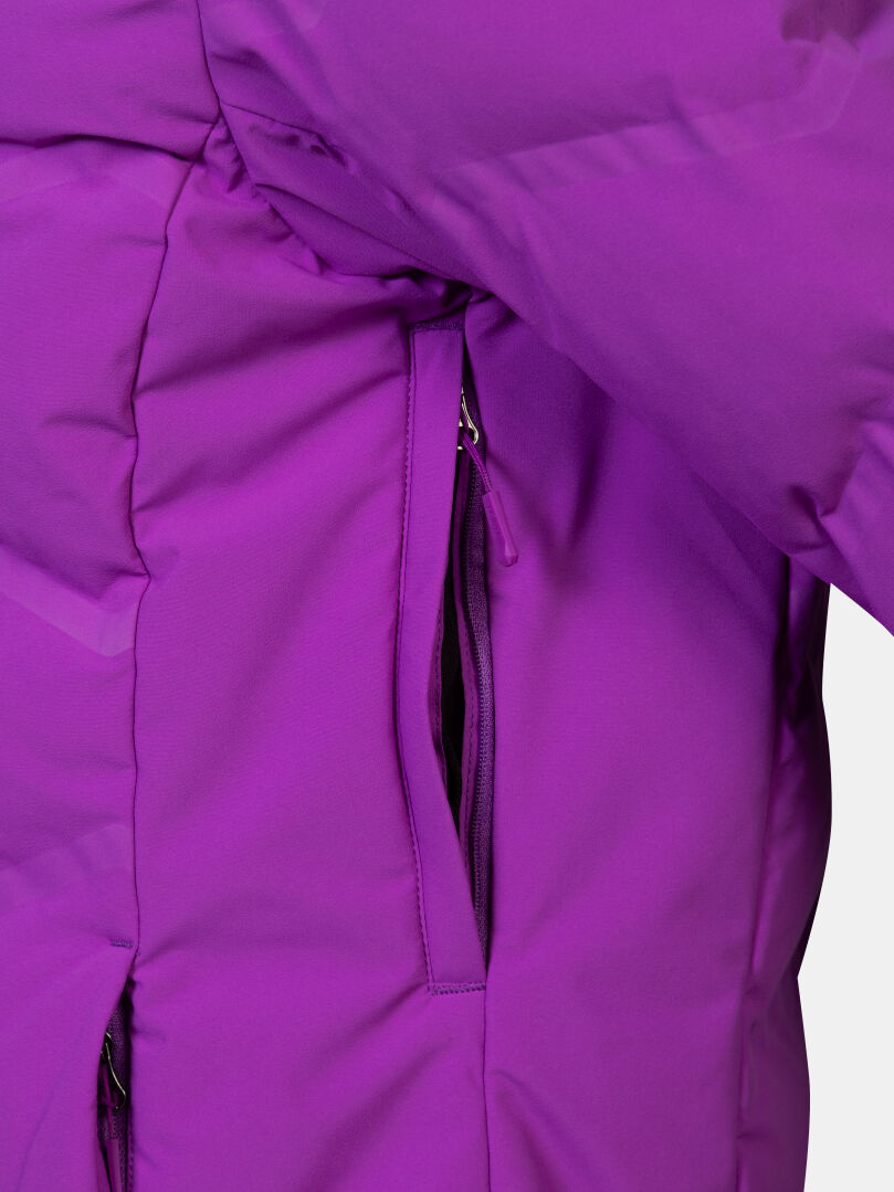 Nahaufnahme des Reißverschlusses an der violetten Halti Nordic Arcty II Skijacke für Damen.