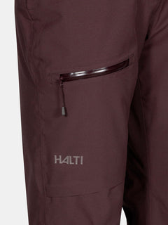 Nahaufnahme der kastanienbraunen Carvey II DX Skihose Damen von Halti mit Reißverschlusstasche, Logo und DrymaxX-Technologie für Komfort.