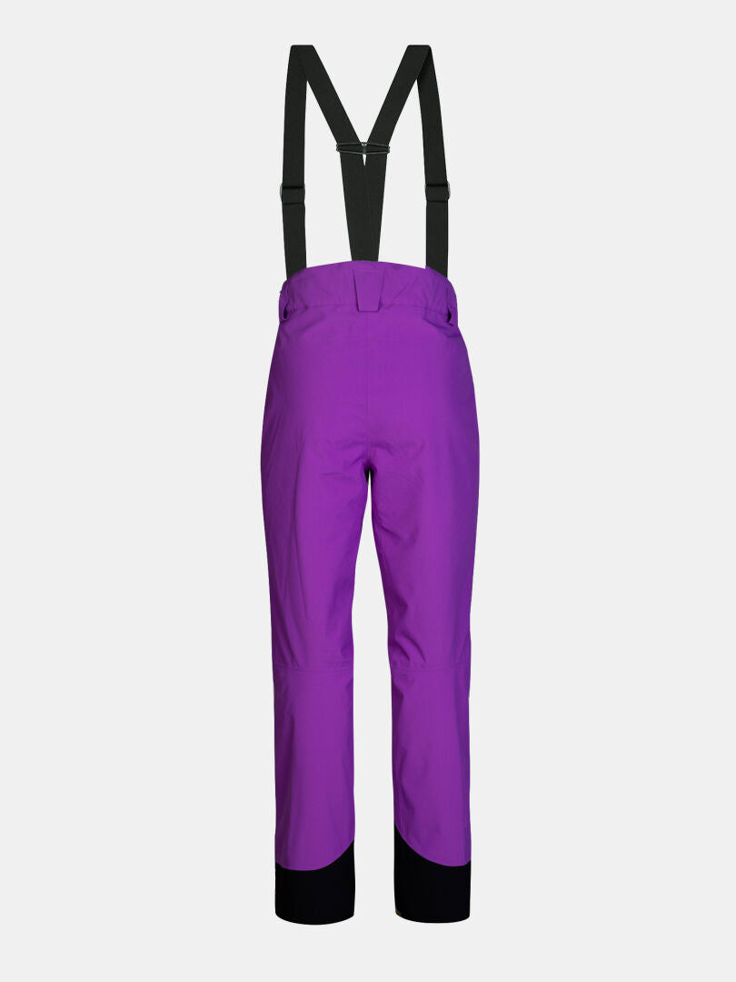 Rückansicht der violetten Halti Carvey II DX Skihose für Damen mit schwarzen Hosenträgern und schwarzen, verstärkten Bündchen.