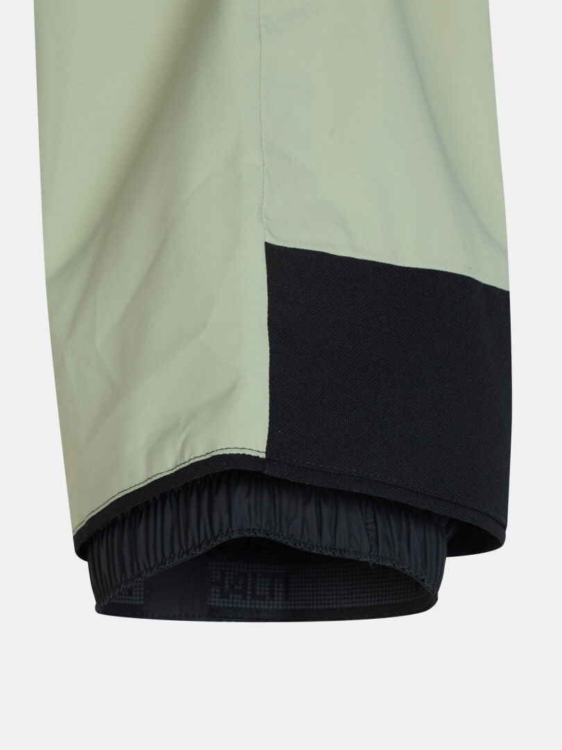 Nahaufnahme eines Beinabschlusses der Halti Carvey II DX Skihose für Herren mit schwarzem, verstärktem Innenfutter und elastischer Schneeschürze.