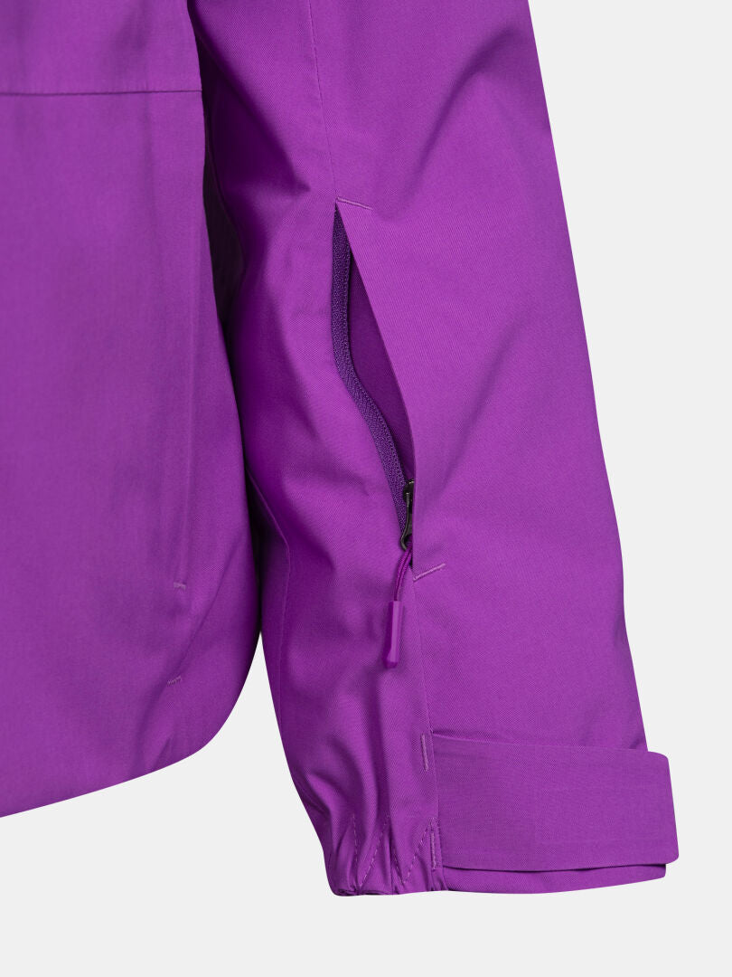 Nahaufnahme eines violetten Ärmels der Melvik DX Skijacke für Damen mit einer vertikalen Belüftungsöffnung mit Reißverschluss.